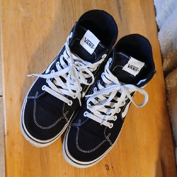 Vans Unisex Black and White Classic Sneakers - Picture 2 of 9